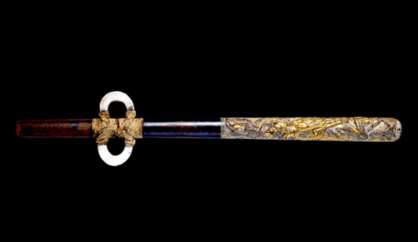 An Aztec atlatl in the British Museum with gold leaf and shell fingerloops. Image from the British Museum.