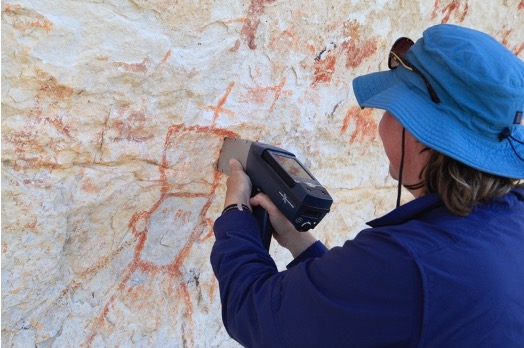 Using the pXRF at Meyers Spring on a historic pictograph.