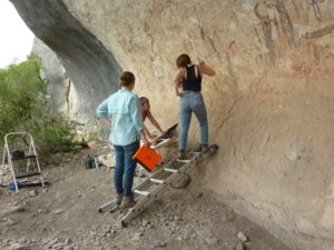 Las tres amigas (l to r), Audrey Lindsay, Diana Rolón, and Ashley Busby, using a digital microscope to determine paint layering.